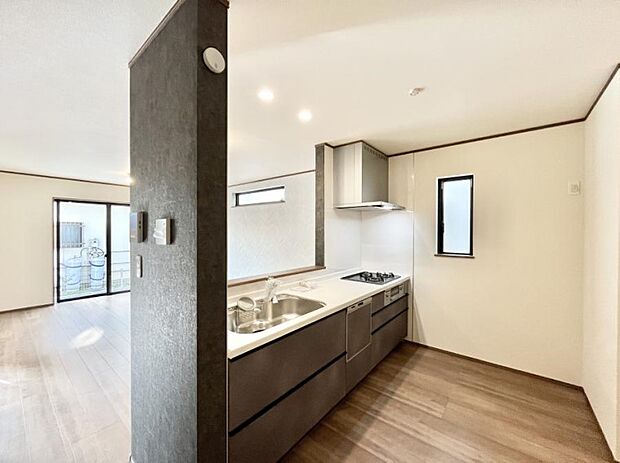 ご家族の会話弾む対面キッチン。お料理中のパパママもご家族と過ごす時間が増えそう！