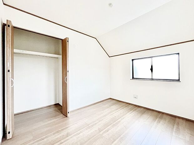 お子さまのお部屋としても！衣類の整理整頓に便利なクローゼット付きの洋室。