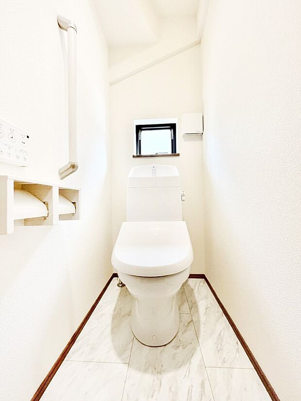 清潔感あるシャワートイレ。小窓から光が注ぎ込みます！