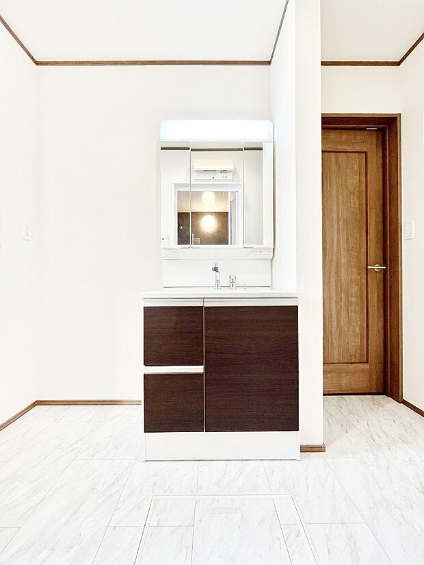 三面鏡キャビネット・シャワー付き洗面化粧台で忙しい朝の身支度もスムーズに！