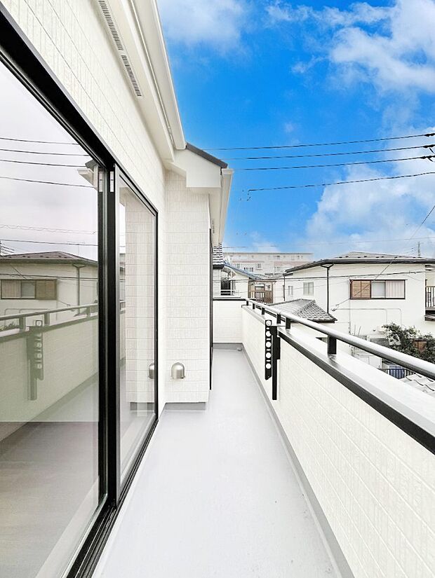 暖かな陽光が降り注ぐバルコニーはお洗濯におすすめ。爽やかな風も心地よいです。 