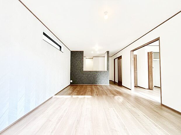 家族の笑顔が自然と生まれてくる、そんな雰囲気のダイニングに仕上がっています。