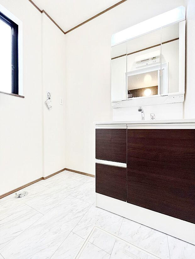 柔らかな朝の光を感じられる窓がついた洗面室