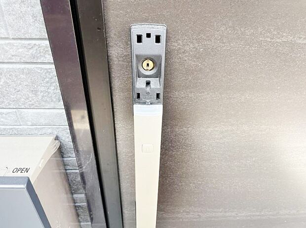 ボタンを押してかざすだけ！玄関ドアは電子キー仕様です。