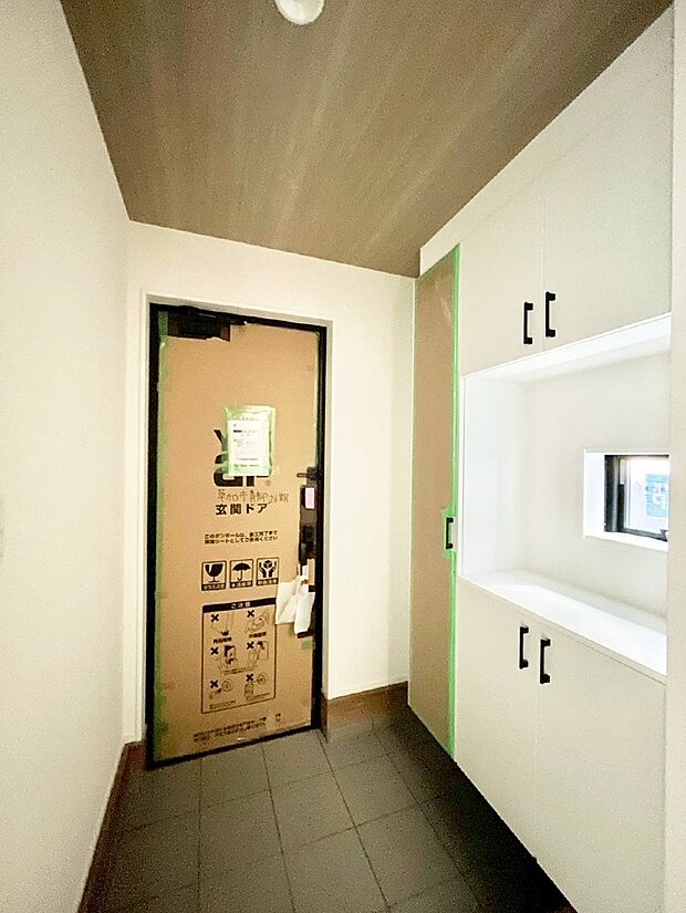 飾り棚を利用して、お越しいただくお客様をおもてなしできます。