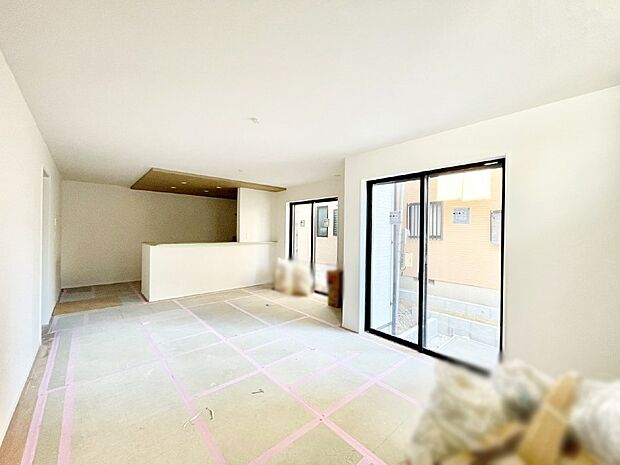 大きな窓からたっぷりの陽光と風を感じられるリビング  