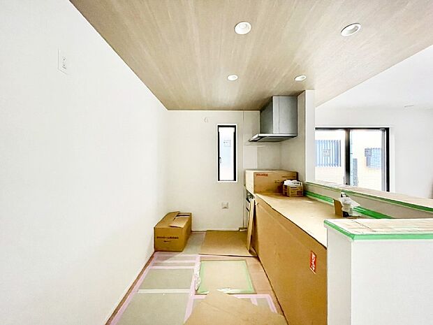 爽やかな風が通り抜けるキッチン。窓があるので明るく換気にも役立ちます。  