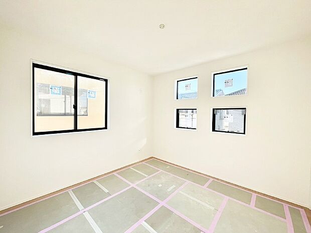 4つ並んだ窓がアクセントになっている2階6.12帖の洋室。