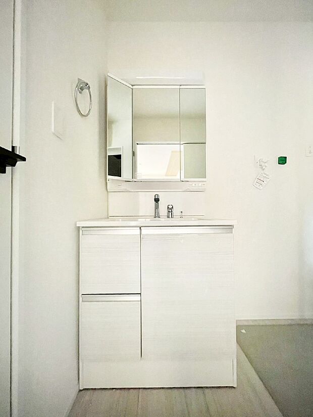 大きく見やすい三面鏡で清潔感ある洗面台は、身だしなみチェックや肌のお手入れにおすすめです。 