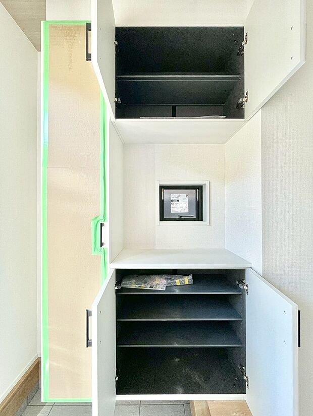 たっぷり収納できるシューズボックス。身だしなみをチェックできるミラー付き。