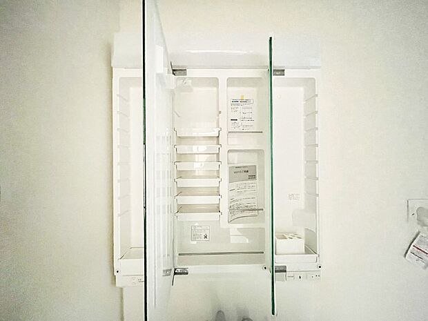三面鏡の裏に、化粧品や衛生用品などを収納可能。洗面台をすっきりと保ちます！