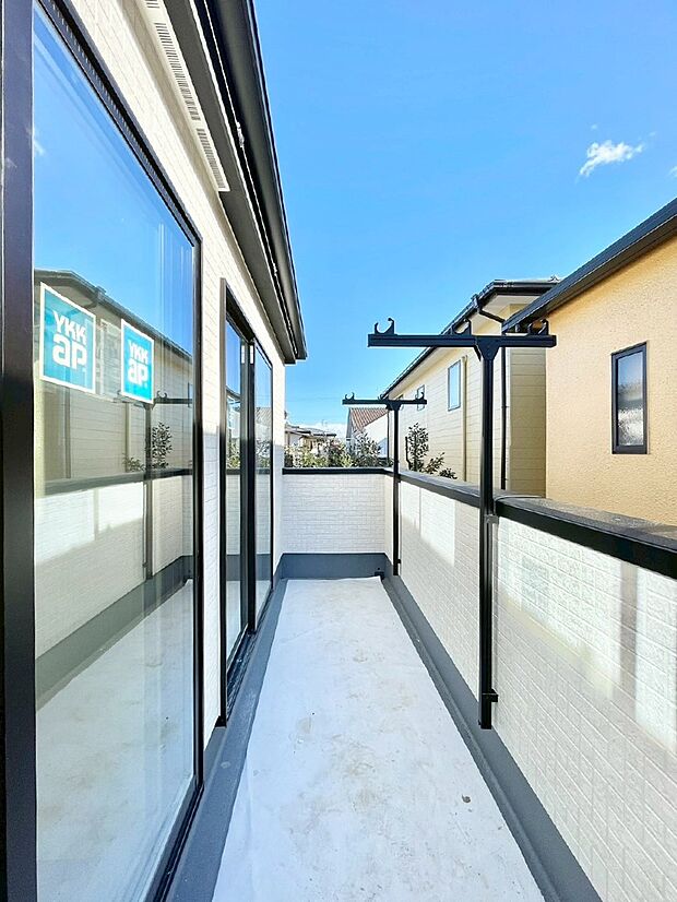 南向きのバルコニー！ご家族の洗濯物はもちろん、お布団もたっぷり干せます！