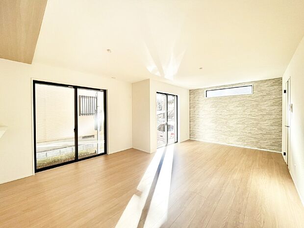 明るいリビング。アクセントクロスが空間に彩りをもたらしてくれます