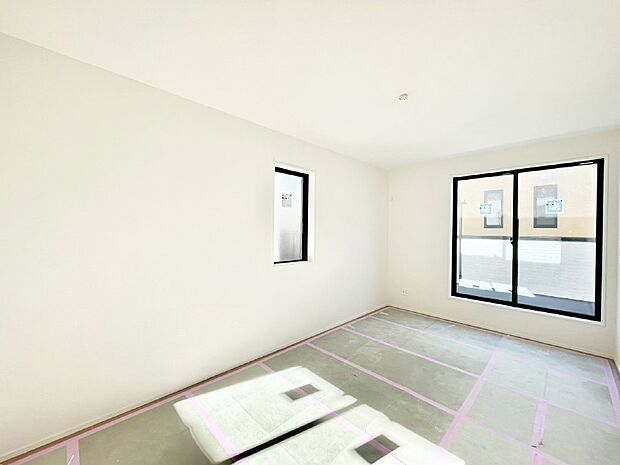 明るいバルコニーサイドに洋室を設置。目覚めの良い寝室に。 