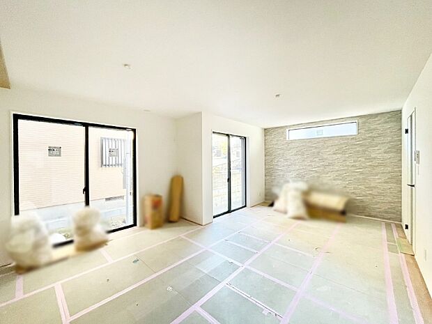 明るいリビング。アクセントクロスが空間に彩りをもたらしてくれます  