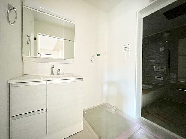 清潔感ある洗面化粧室で朝の身支度も快適