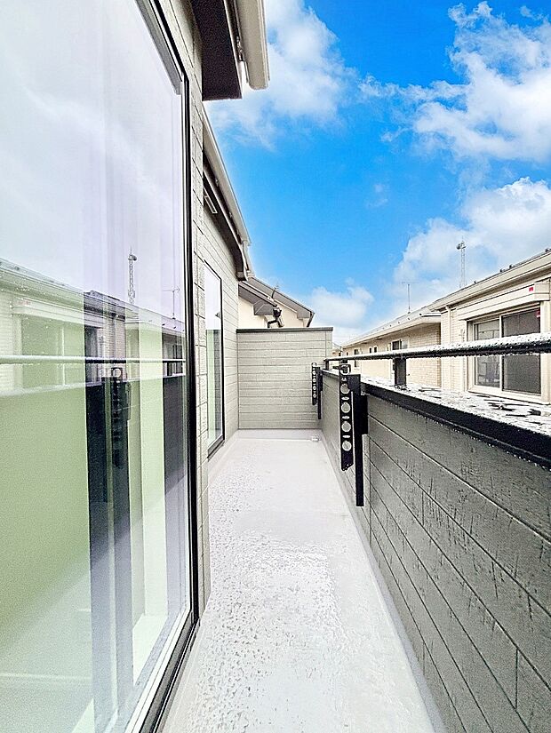 ゆったりバルコニーだから沢山お洗濯ものを干せます。