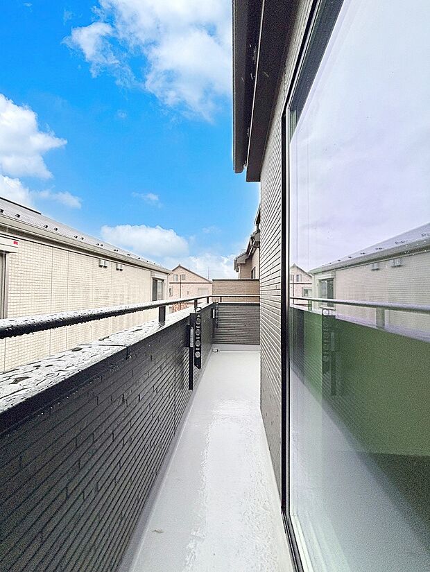 ゆったりバルコニーだから沢山お洗濯ものを干せます。