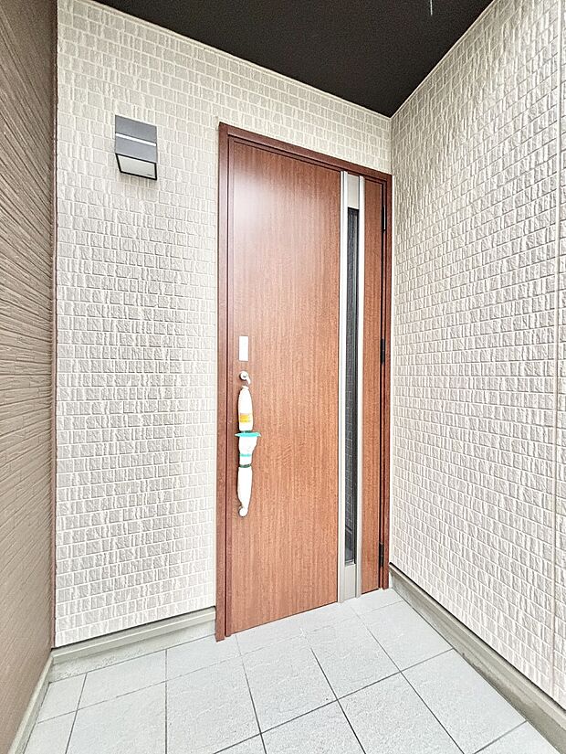 大切な家族、来客を出迎える玄関。