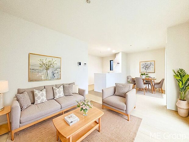 家族の和やかな会話が聞こえてきそう。開放感のあるリビングです。※家具はCGです