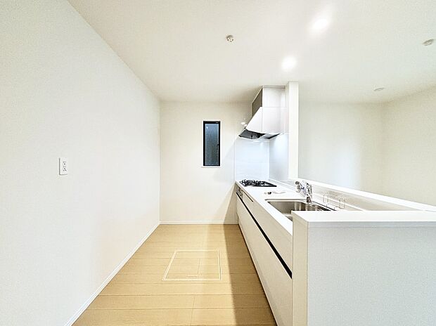 爽やかな風が通り抜けるキッチン。窓があるので明るく換気にも役立ちます。