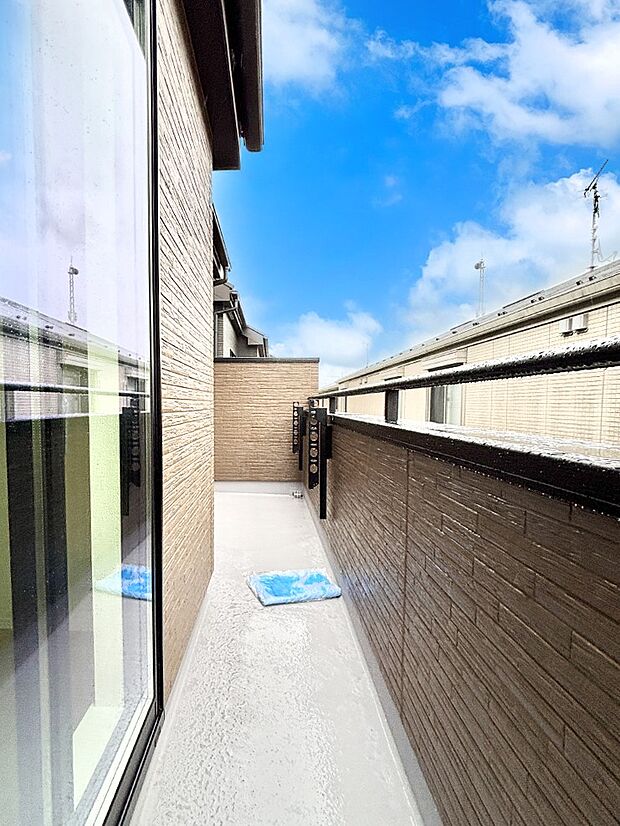 南向きのバルコニー！ご家族の洗濯物はもちろん、お布団もたっぷり干せます！