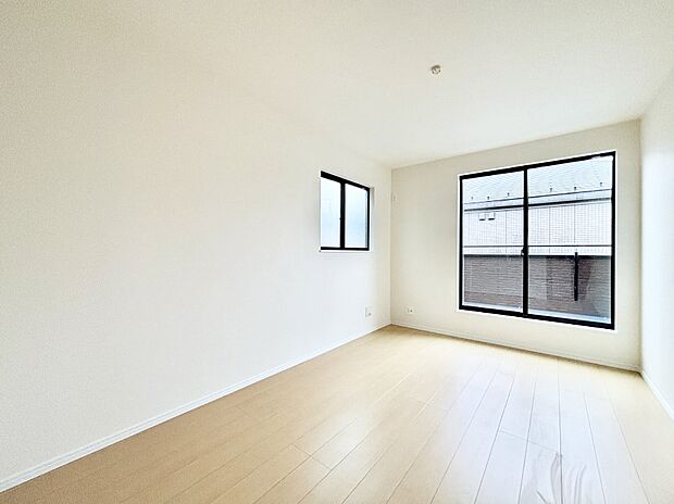 明るいバルコニーサイドに洋室を設置。目覚めの良い寝室に。 