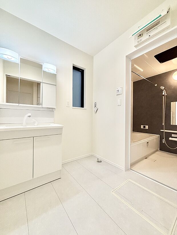 小窓がついているので湿気の多い場所でも換気が十分行えます。毎日の身支度を気持ち良く!