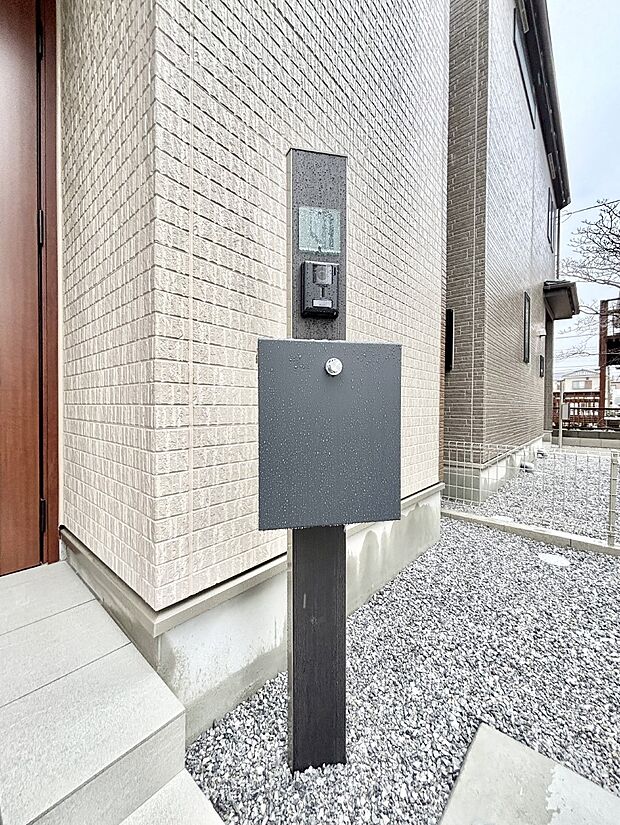 表札・インターホン・ポストをひとつに集約。エントランスになじむシンプルデザイン。