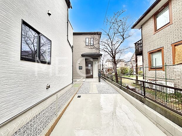 奥まった地形は、車道に面しておらず、静かでプライベート感を味わえる立地です。