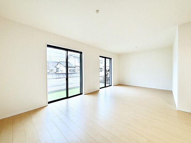 日当たりの良いリビング。お気に入りのグリーンを飾れば更に心地よさがアップ!