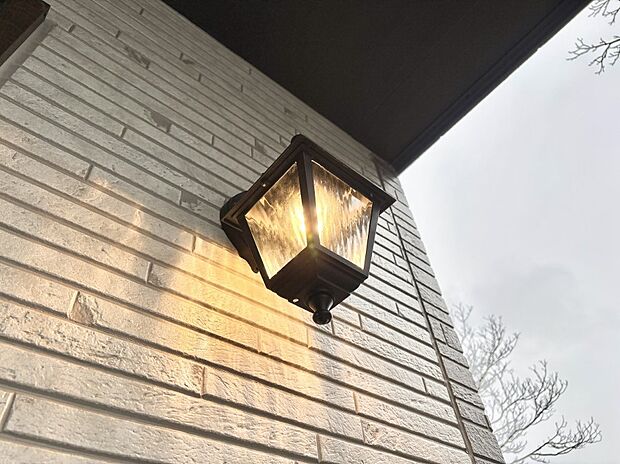 玄関先を明るく灯す外灯。遅い帰宅時もほっと安心しますね!