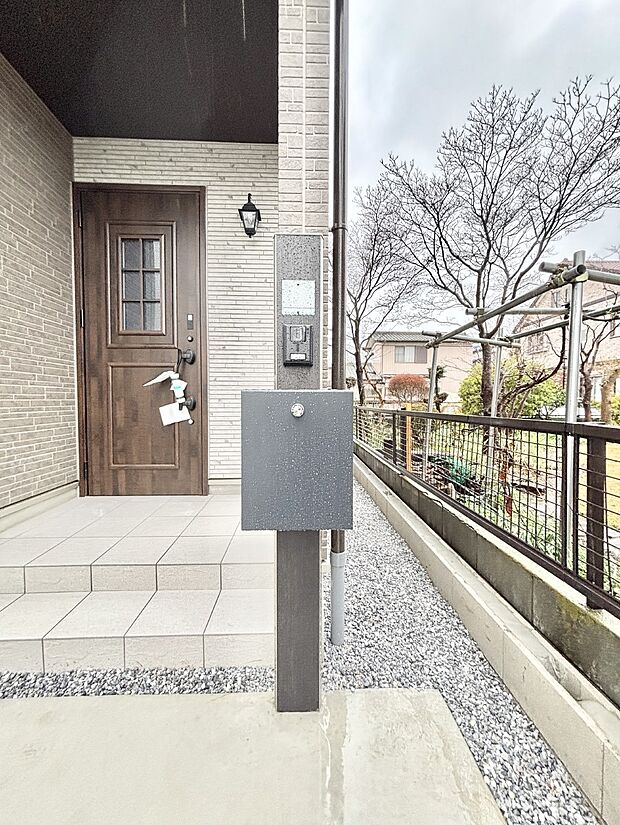 表札・インターホン・ポストをひとつに集約。エントランスになじむシンプルデザイン。