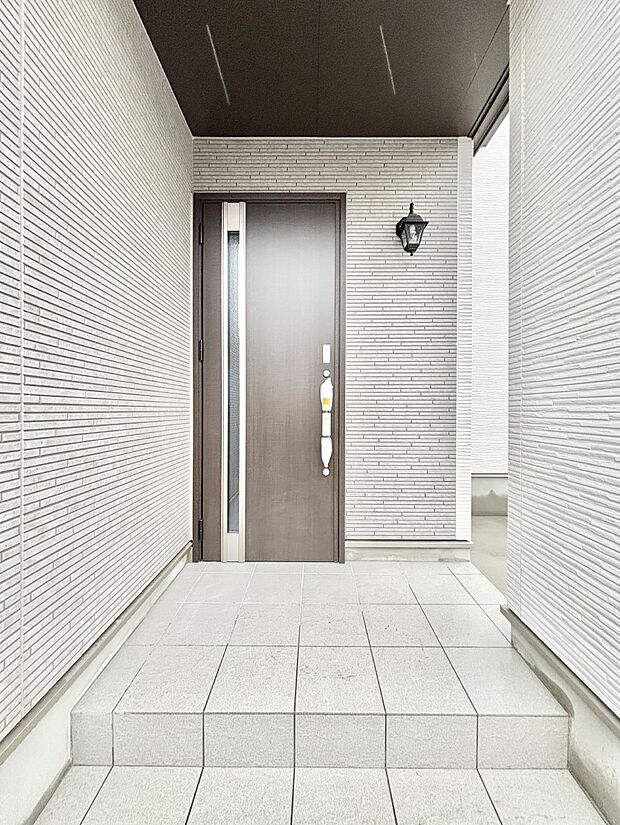 大切な家族、来客を出迎える玄関。玄関前は屋根付きで雨が降っていても濡れにくいです。