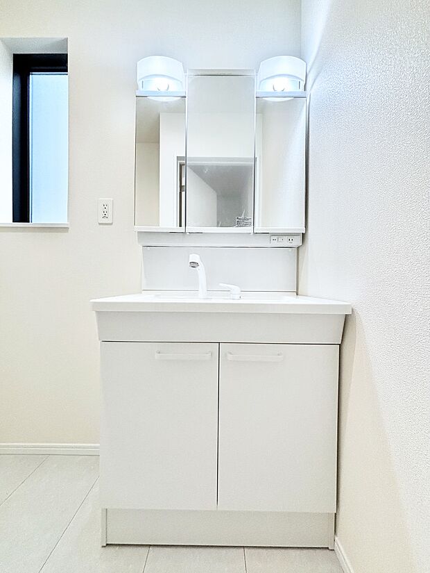 大きく見やすい三面鏡で清潔感ある洗面台は、身だしなみチェックや肌のお手入れにおすすめです。
