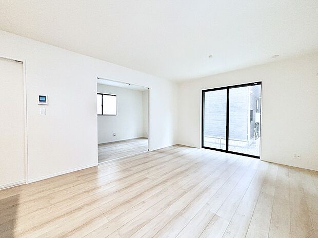 大きな窓からたっぷりの陽光と風を感じられるリビング  