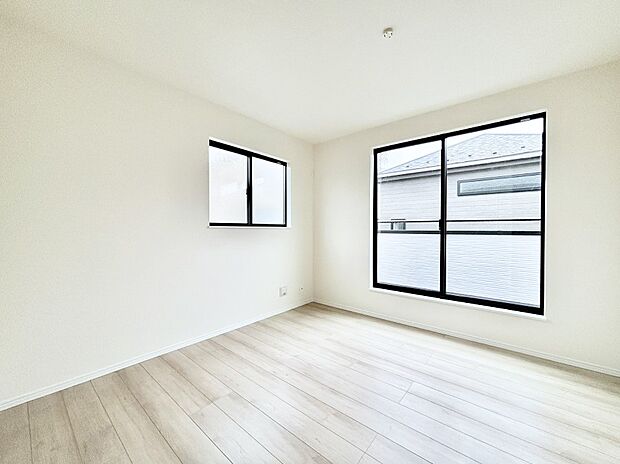 バルコニーが開放感をプラスしてくれる洋室