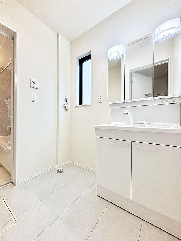 小窓がついているので湿気の多い場所でも換気が十分行えます。毎日の身支度を気持ち良く!