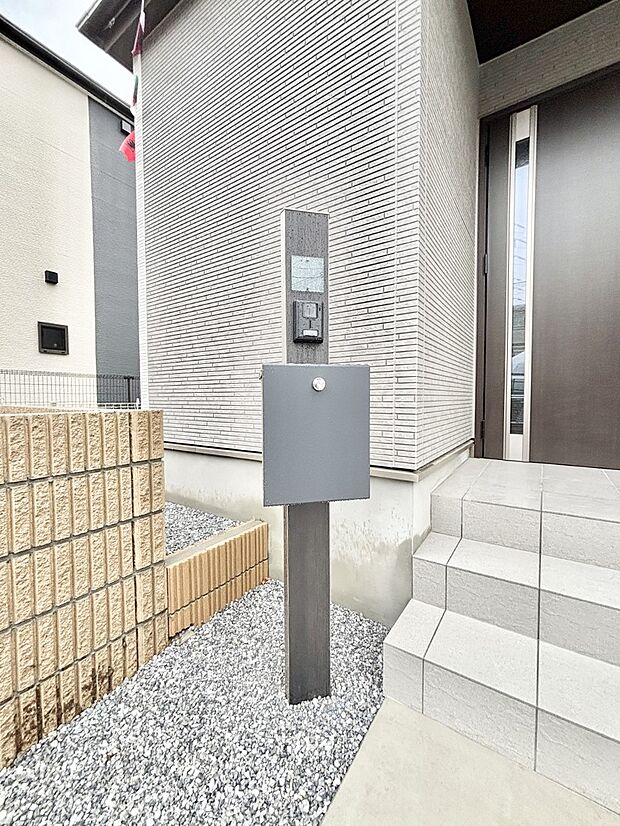 表札・インターホン・ポストをひとつに集約。エントランスになじむシンプルデザイン。