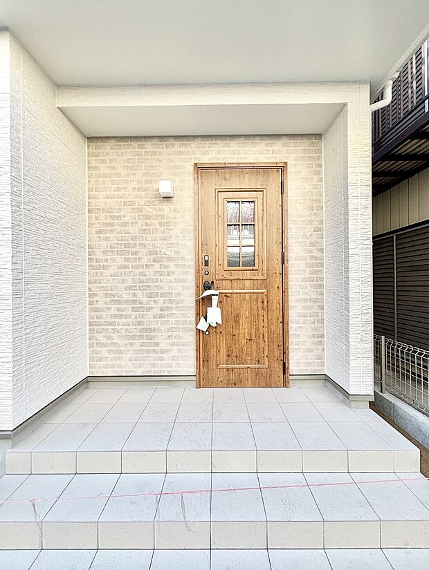 玄関アプローチにはプランターを並べて季節の花でお客様をおもてなしできます。