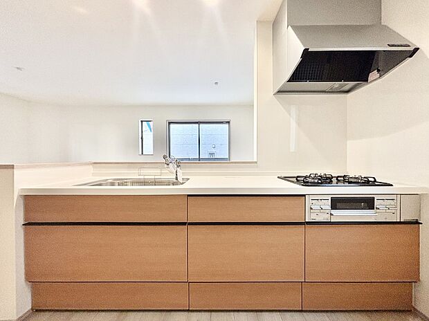 リビングを見渡せる人気のカウンターキッチン。 家族を見守りながら家事をすることができます。