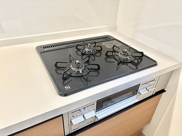 ガスコンロはＳｉセンサー搭載。火力調節や焦げ付き・消し忘れも防いでくれます。