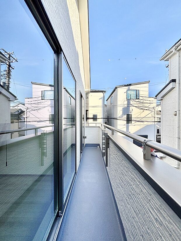 南向きのバルコニー!ご家族の洗濯物はもちろん、お布団もたっぷり干せます!