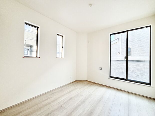 バルコニーが開放感をプラスしてくれる洋室