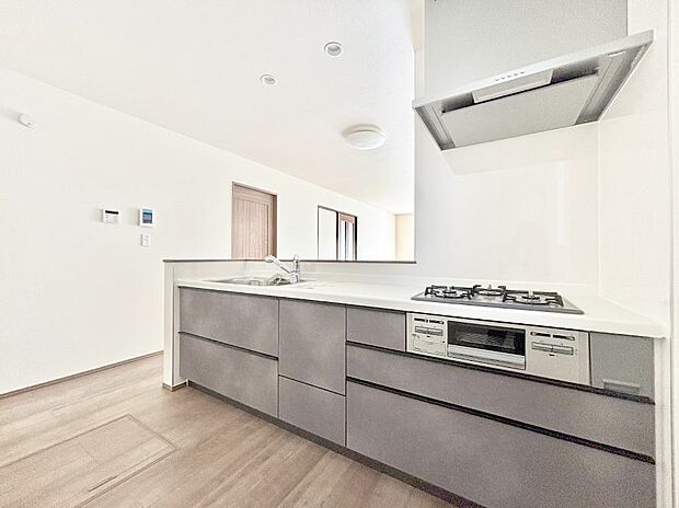 リビングで遊ぶお子様を見守りながらお料理ができる対面キッチン。  