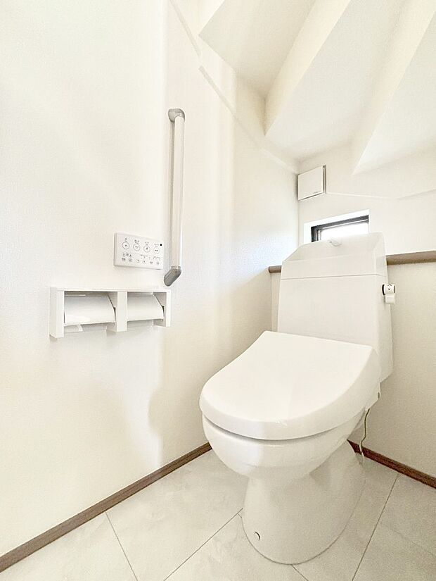 明るく清潔感のあるトイレです。