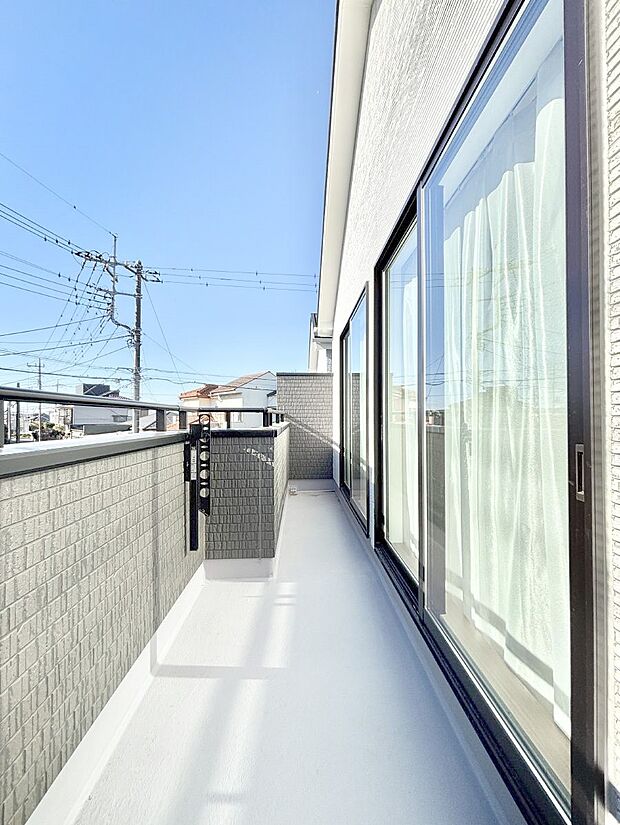 ゆったりバルコニーだから沢山お洗濯ものを干せます。