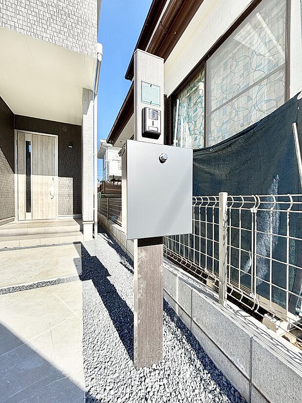 シンプルデザインのポスト。