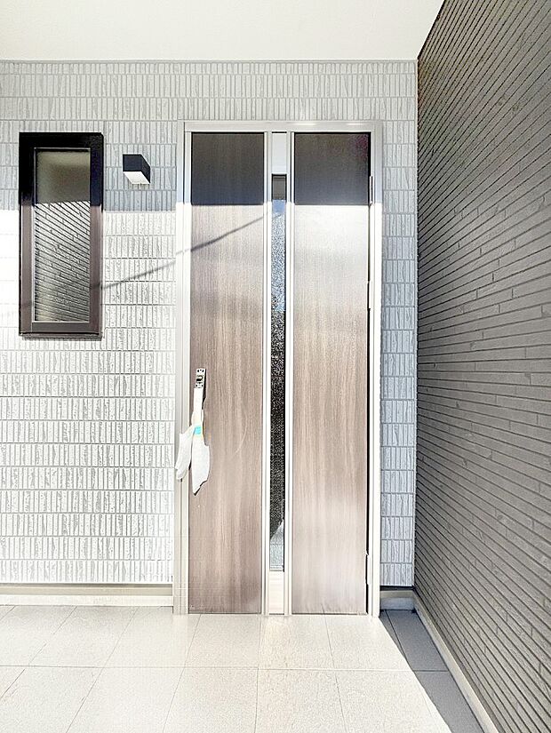 大切な家族、来客を出迎える玄関。