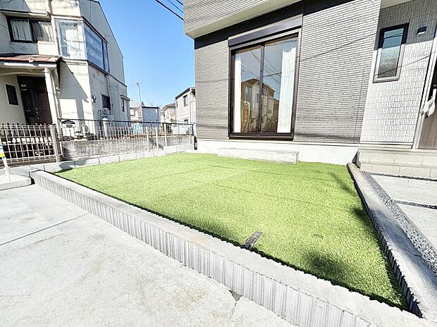 プランターを並べて季節のお花を楽しめるお庭付き。